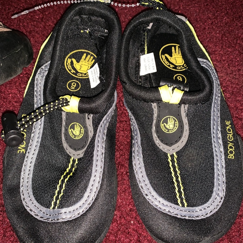 Body glove water shoes size 9 toddlers